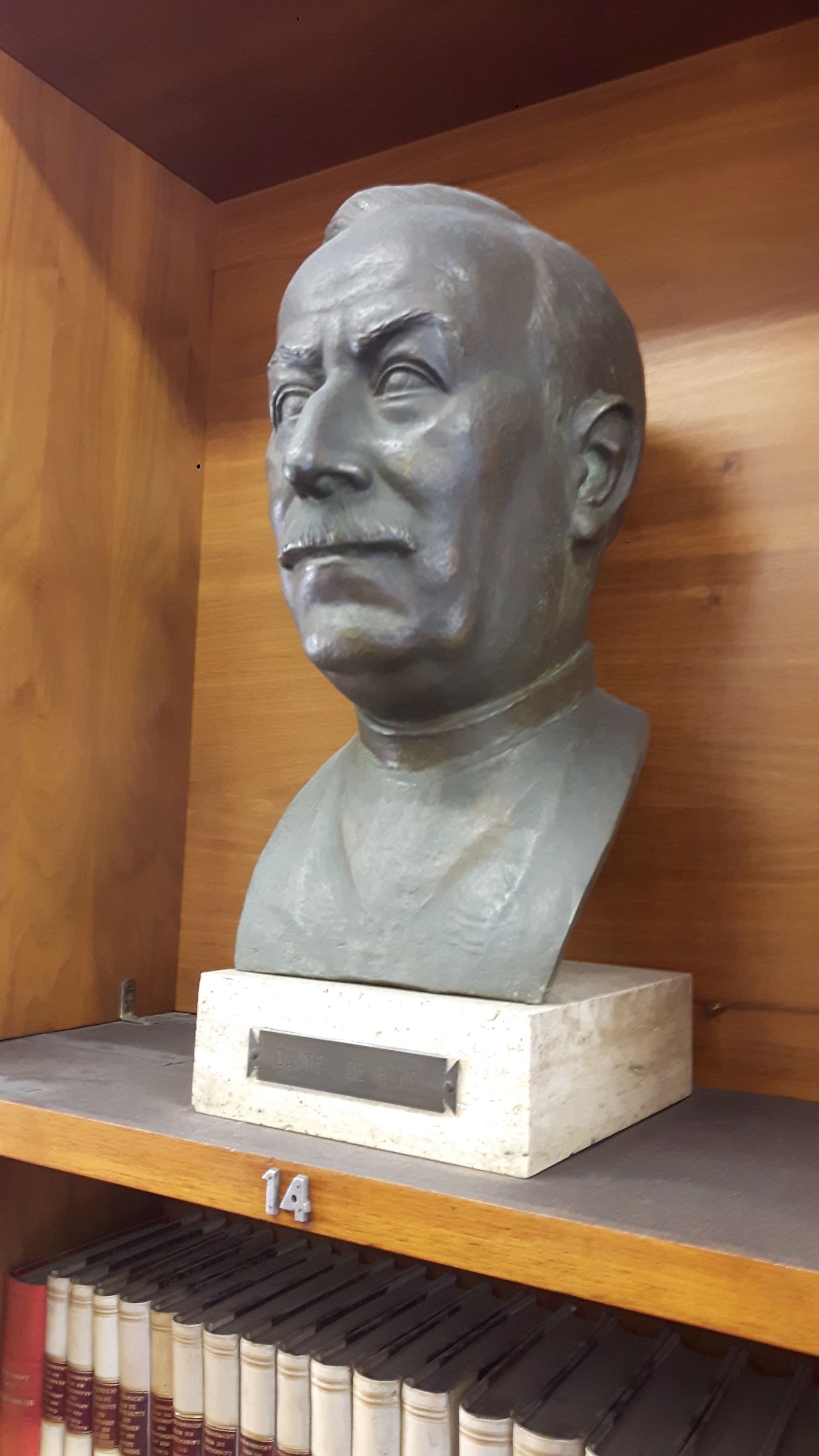 Dante De Blasi's bronze head, Istituto di Igiene G. Sanarelli, Rome (1).jpg